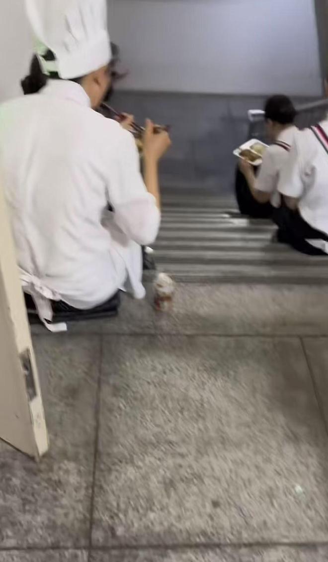 不让坐在桌上吃饭员工无奈只能蹲着吃饭麻将胡了2游戏入口网友吐槽西贝上班(图2)