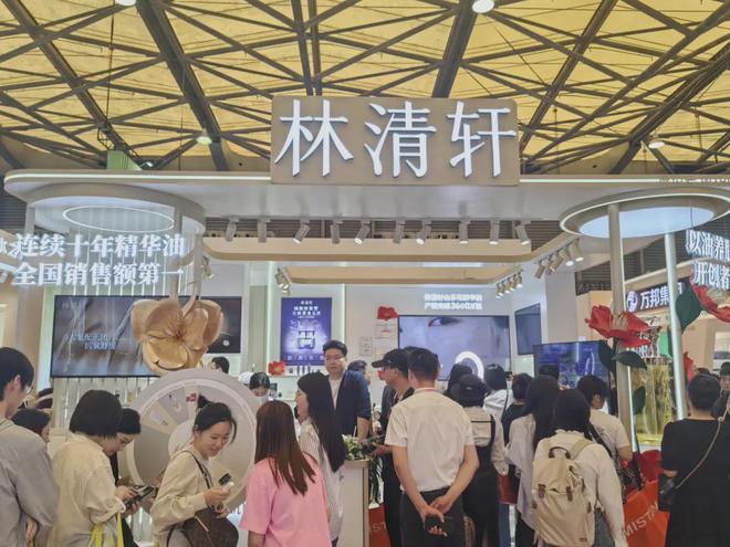 、自然堂等美妆企业亮相美博会！PG麻将胡了模拟器【现场】家化(图7)